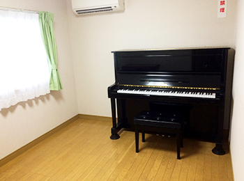 D教室 アップライトピアノの部屋