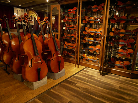 店内風景: 2階 英国様式 弦楽器ルーム