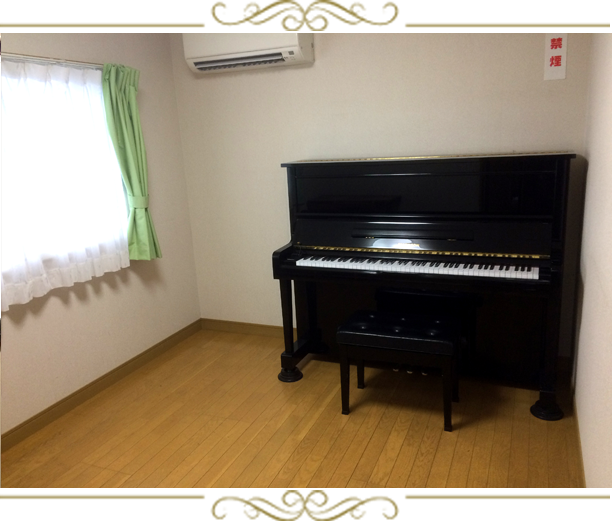 D教室 アップライトピアノの部屋