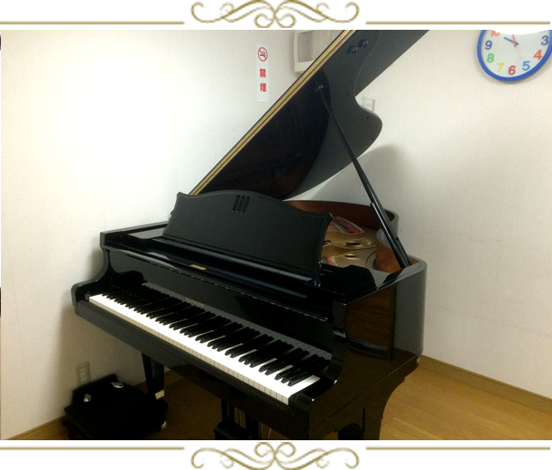 E教室 グランドピアノの部屋
